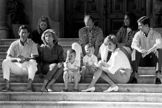 king juan carlos hosts diana  charles and the young princes harry and william in majorca 1988  9