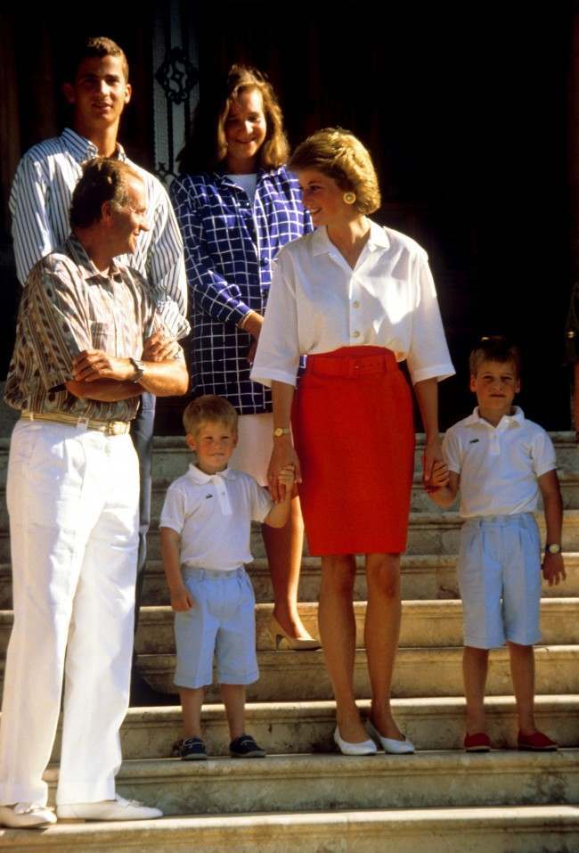 King Juan Carlos Hosts Diana, Charles And the Young Princes Harry and