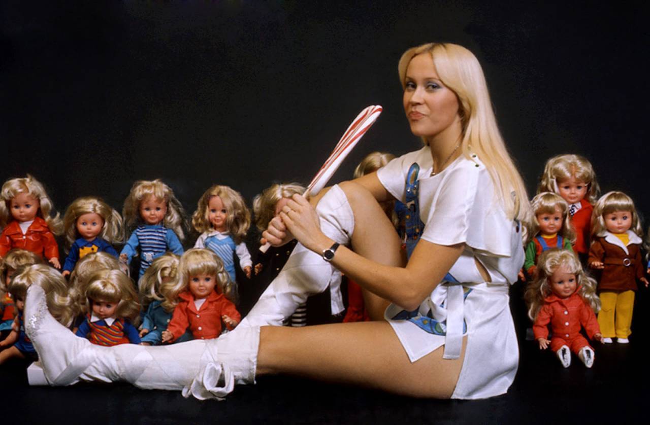 ABBA’s Agnetha Faltskog Licks A Massive Lollipop (1976 Photos)
