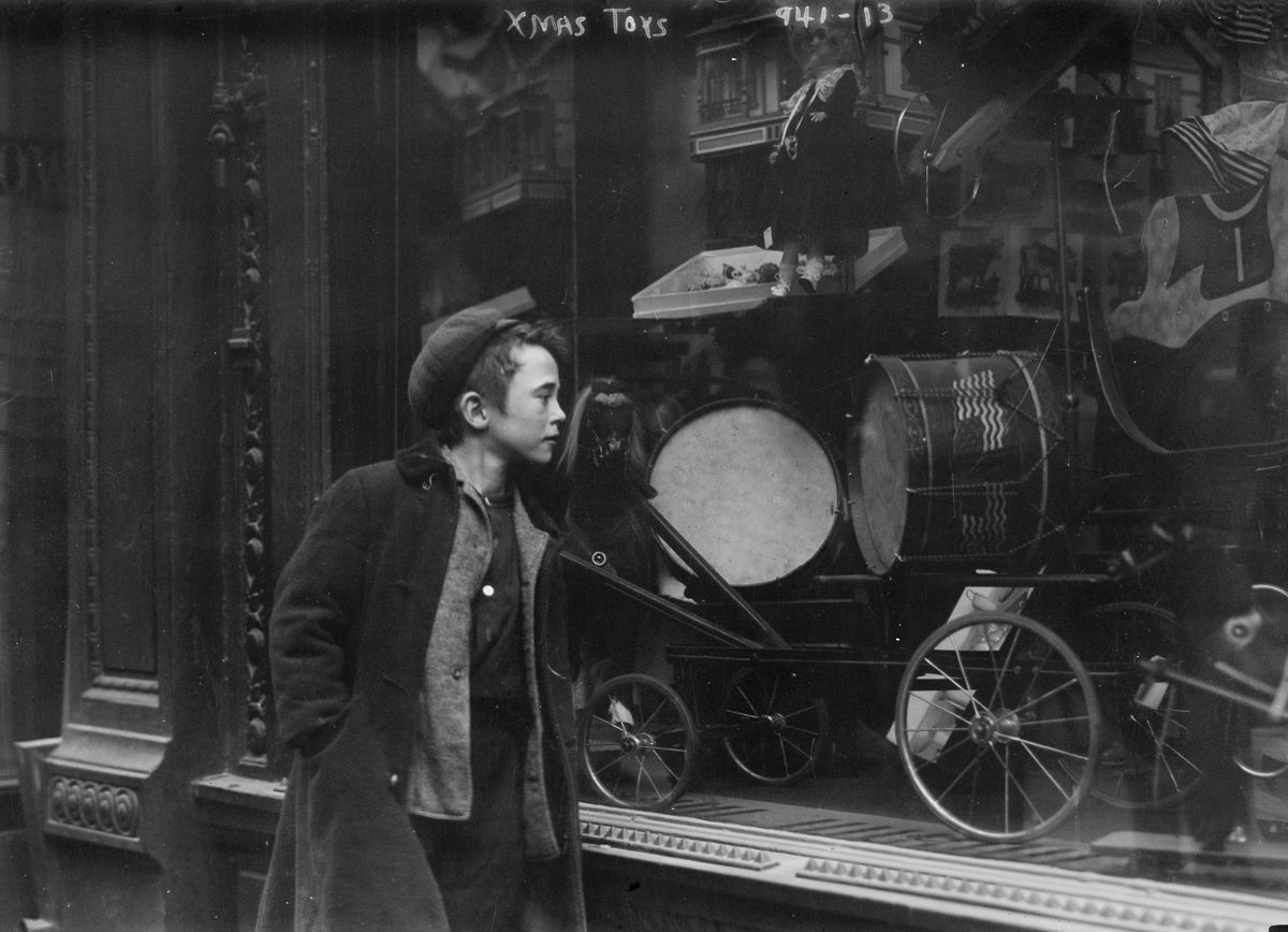 Window Shopping In New York City – December 1910