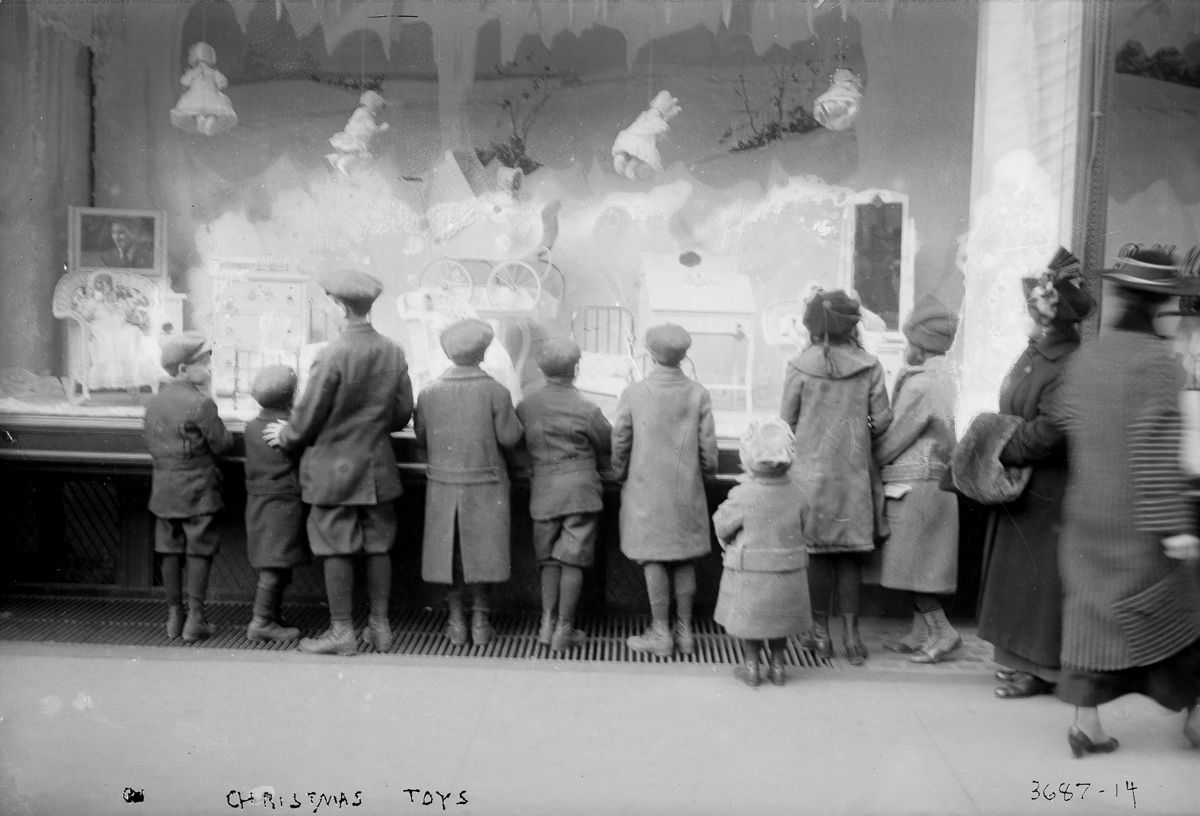 Window Shopping In New York City December 1910