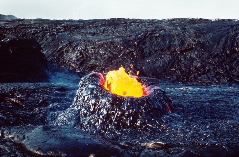 22 Great Photographs Of The Kilauea Volcano Eruption Hawaii 1969 1974