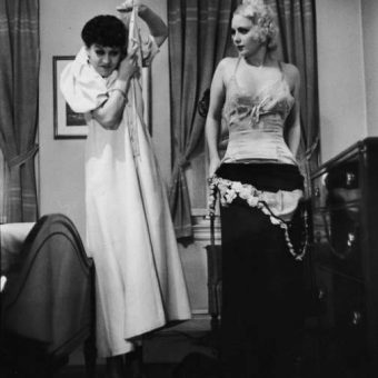 1937 – How wives should undress before their husbands, by a burlesque stripper