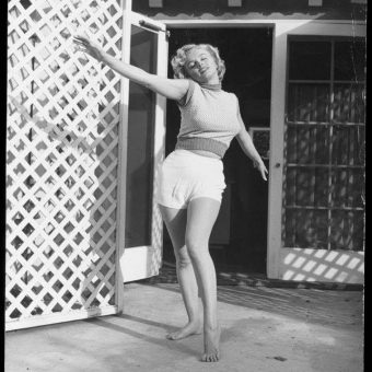 Marilyn Monroe Bel Air Hotel 1953 Andre DeDienes - Flashbak