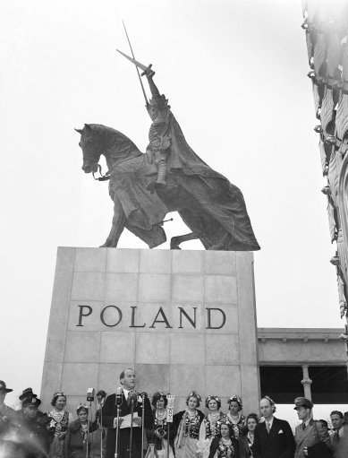 The dedication of the polish pavilion and a monument to the famous polish king Wladyslaw Jagiello (in background) featured Polands day at the New York Worlds fair on May 3, 1939. Here Antoni Roman, polish minister of industry and commerce, is speaking at the dedicatory exercises which were attend by count Jerzy Potocki, polish ambassador to the United States, the official polish delegation, and close to 1,000 others. (AP Photo)