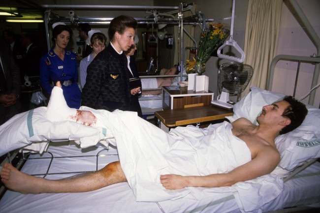 Princess Royal talks with survivor Army Corporal George Bosper, 24, from Bodmin Cornwall, at Leicester Royal Infirmary. Date: 01/11/1989