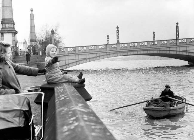 Mud, Flood And Blood: Photos Of London's River Thames 1895-2000 - Flashbak