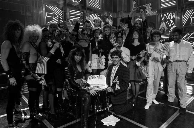 BBC Radio One DJ Gary Davis (kneeling right) with pop stars appearing on the first Top of the Pops to be sold to America. Date: 09/09/1987