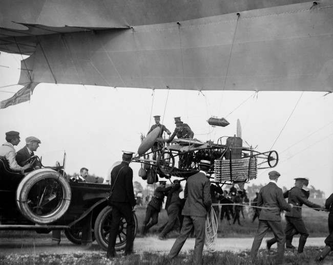 Army Dirigible No. 2, known as The Nulli Secundus II, about to take off. Parts of the crashed Nulli Secundus I were used in this airships construction, but the ship proved to be as fragile as its predecessor and was only flown the once. Date: 01/07/1908