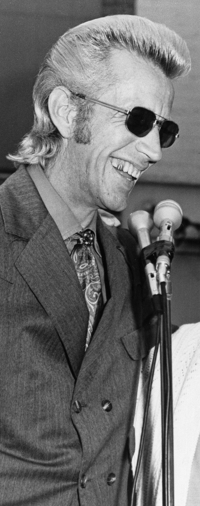 Country music singer Porter Wagoner is shown in West Plains, Mo., Sept. 25, 1971.