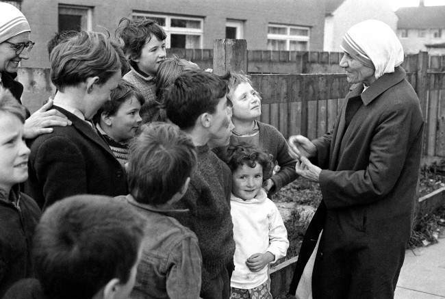 Mother Teresa making friends with Belfast children, where she is to start a mission in Belfast, Northern Ireland on Nov. 6, 1971. 