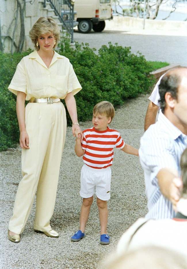 King Juan Carlos Hosts Diana, Charles And the Young Princes Harry and