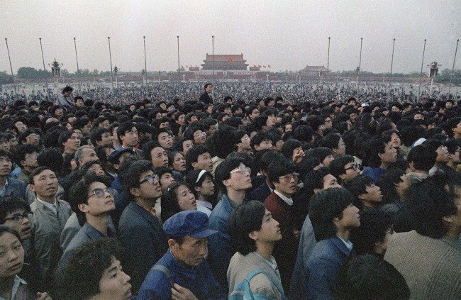 Tens of thousands of students and citizens crowd at the Martyr's Monument at Beijing's Tiananmen Square, April 21, 1989. (AP Photo/Sadayuki Mikami)
