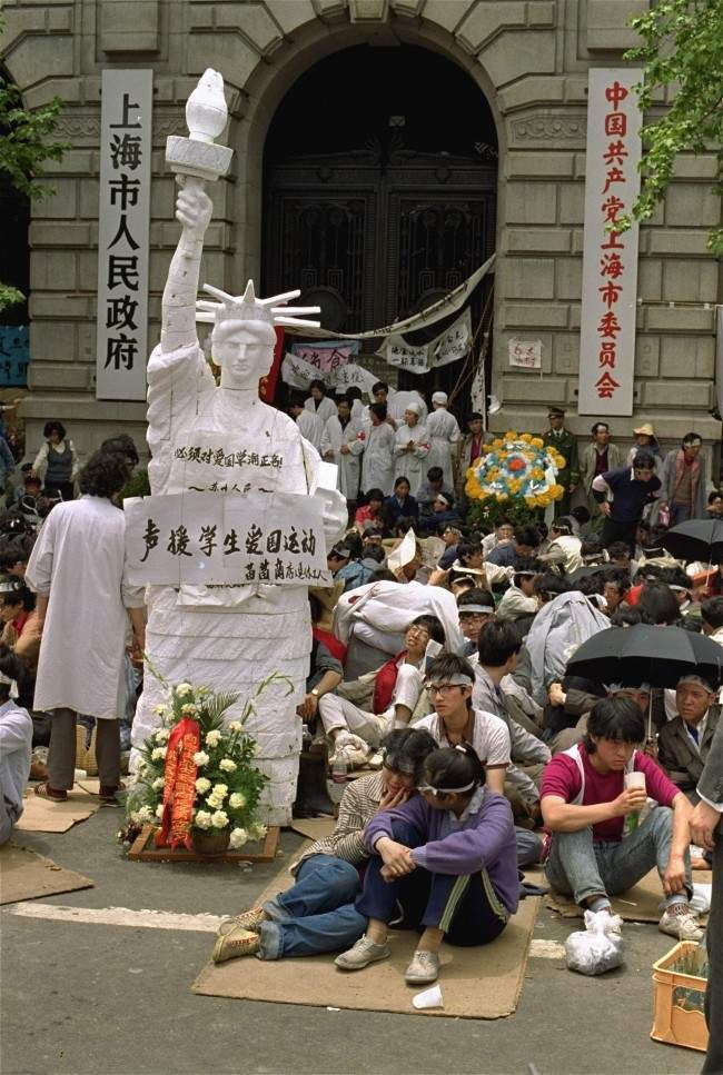 An effigy of the Statue of Liberty stands in front of the Shanghai city government offices as demonstrators rally for democratic reform May 20, 1989. (AP Photo/Mark Avery)