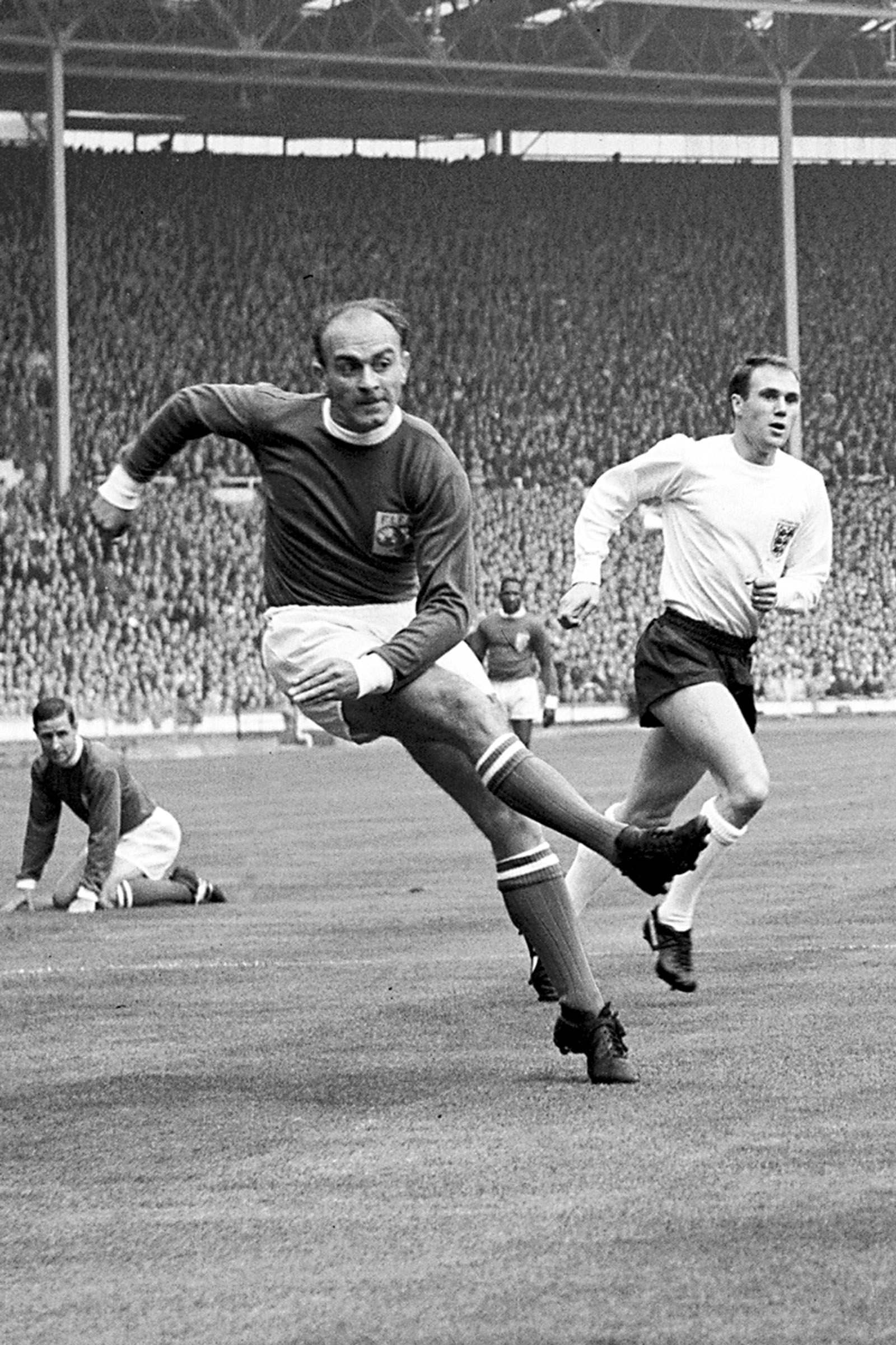 Soccer - FA 100th Anniversary Match - England v Rest of the World Rest of the World's Alfredo di Stefano (l) fires a shot at goal, watched by England's Ray Wilson (r) Date: 23/10/1963