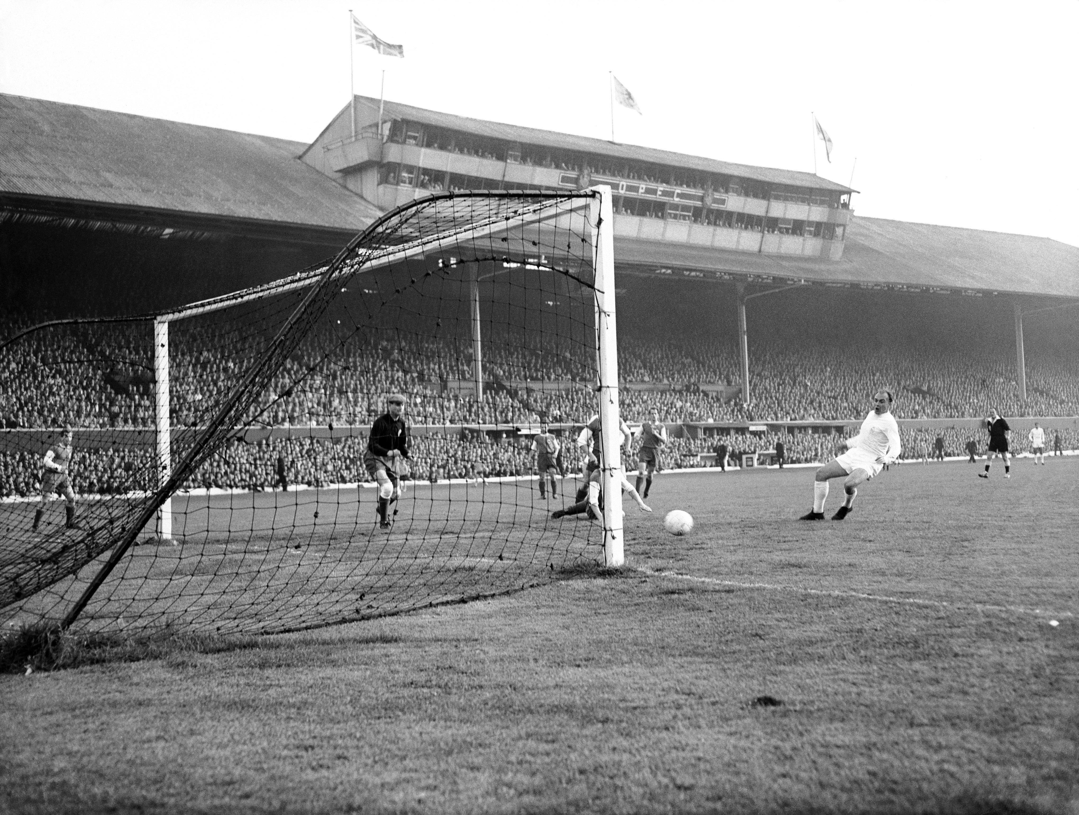Soccer - European Cup - Final - Real Madrid v Eintracht Frankfurt. Real Madrid's Alfredo di Stefano (r) guides the ball into the corner of the net to give his team a 2-1 lead. Date: 18/05/1960