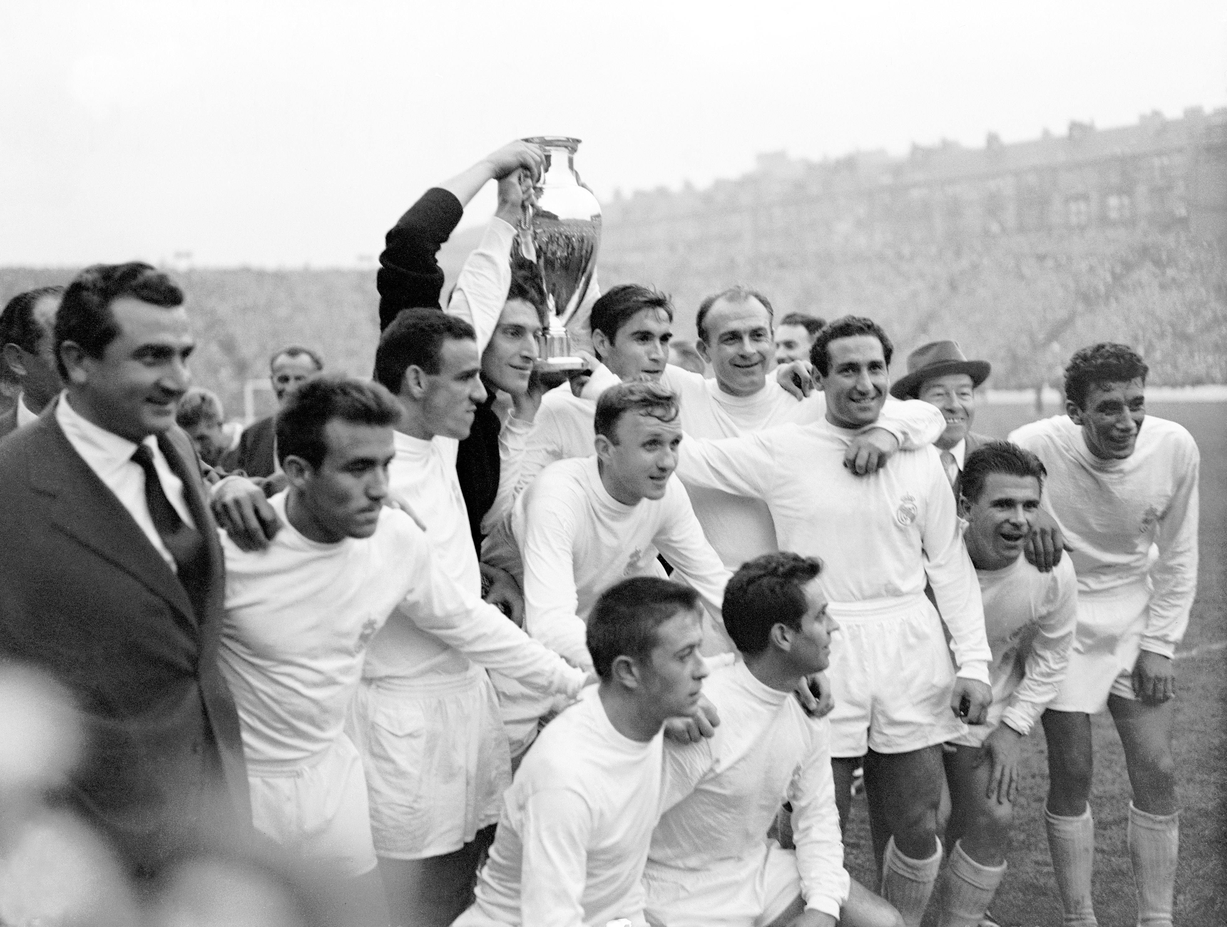 Soccer - European Cup - Final - Real Madrid v Eintracht Frankfurt Real Madrid celebrate with the European Cup after winning the trophy for the fifth successive year: (standing, l-r) Luis Del Sol, Canario, Dominguez, Jose Santamaria, Marquitos, Alfredo Di Stefano, Francisco Gento, Ferenc Puskas, Enriqe Pachin; (squatting, l-r) Vidal, Jose Zarraga Date: 18/05/1960