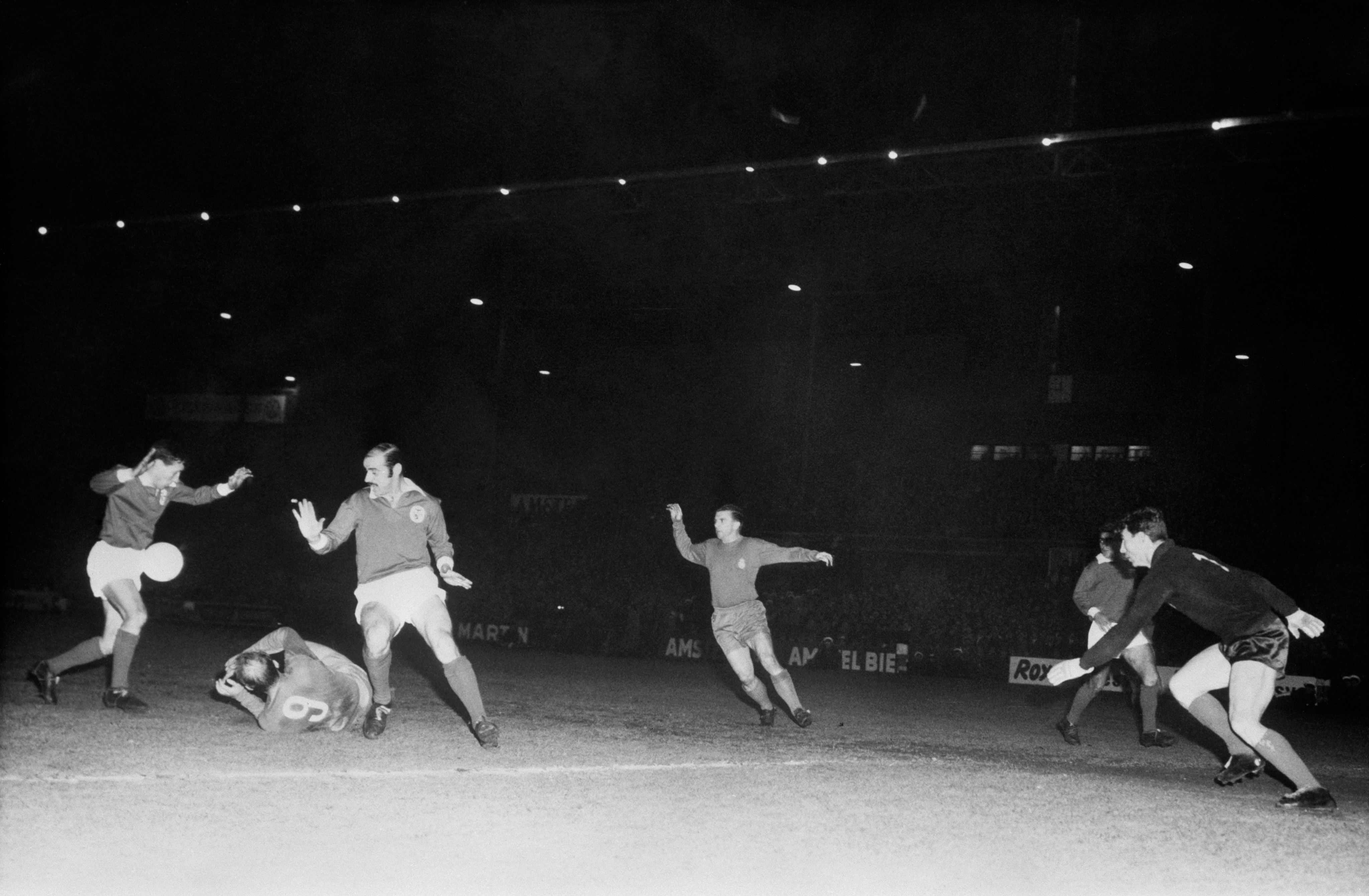 Soccer - European Cup Final - Benfica v Real Madrid - Olympisch Stadion, Amsterdam Benfica's Fernando Cruz (l) and Germano (3rd left) thwart Real Madrid's Alfredo Di Stefano (on floor) during an attack watched by Real Madrid's Ferenc Puskas (4th left) and Benfica goalkeeper Alberto da Costa Pereira (r). The game finished 5-3 to Benfica. Archive-PA96106-3 Date: 02/05/1962