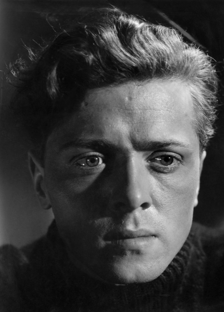 Fabulous Photographs of Actor and Director Richard Attenborough - Flashbak