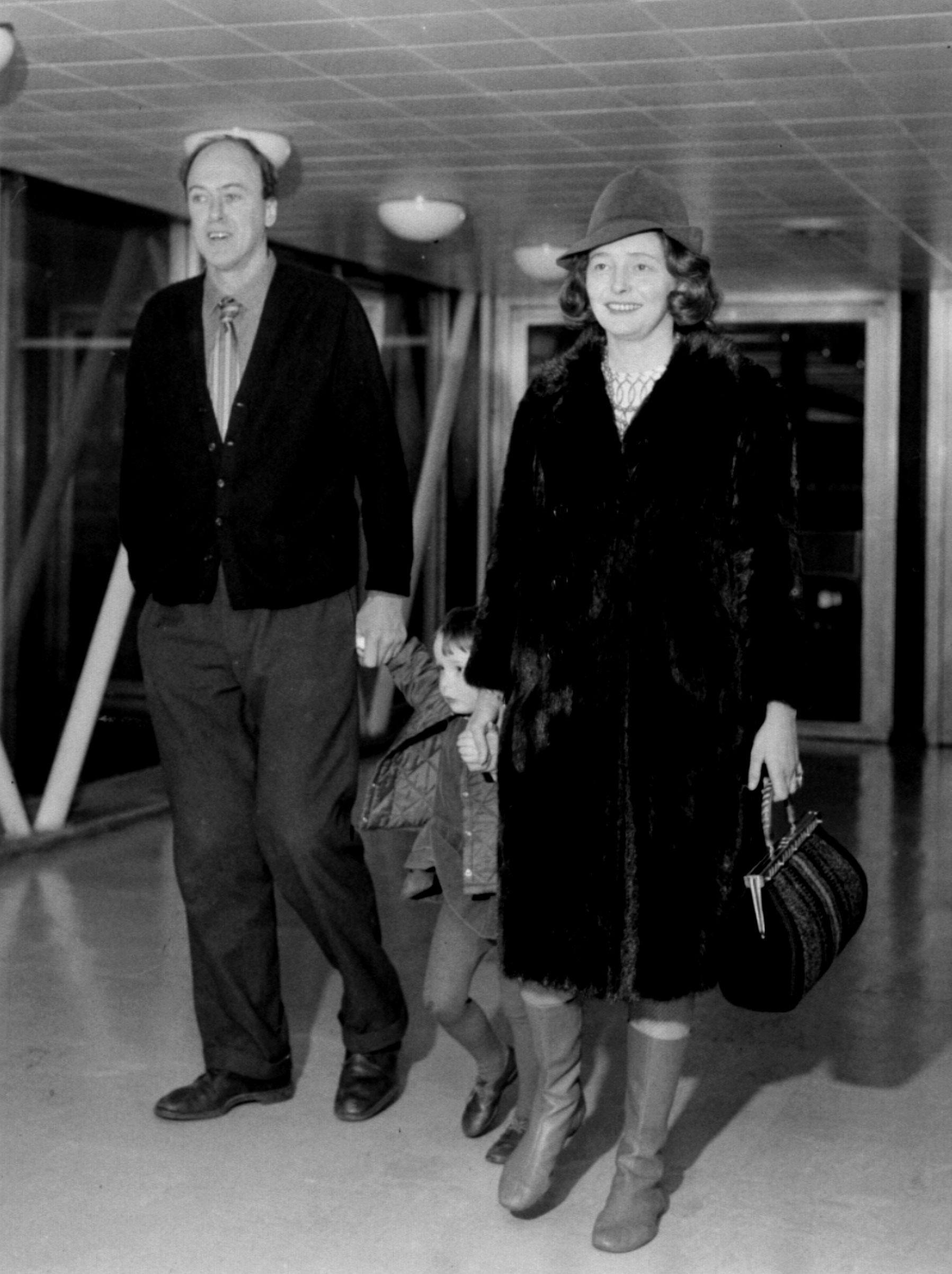 PA NEWS PHOTO 30/1/68 PATRICIA NEAL WITH HUSBAND WRITER ROALD DAHL AND HER THREE YEAR OLD DAUGHTER OPHELLA AT HEATHROW AIRPORT IN LONDON. Ref #: PA.1072577 Date: 30/01/1968