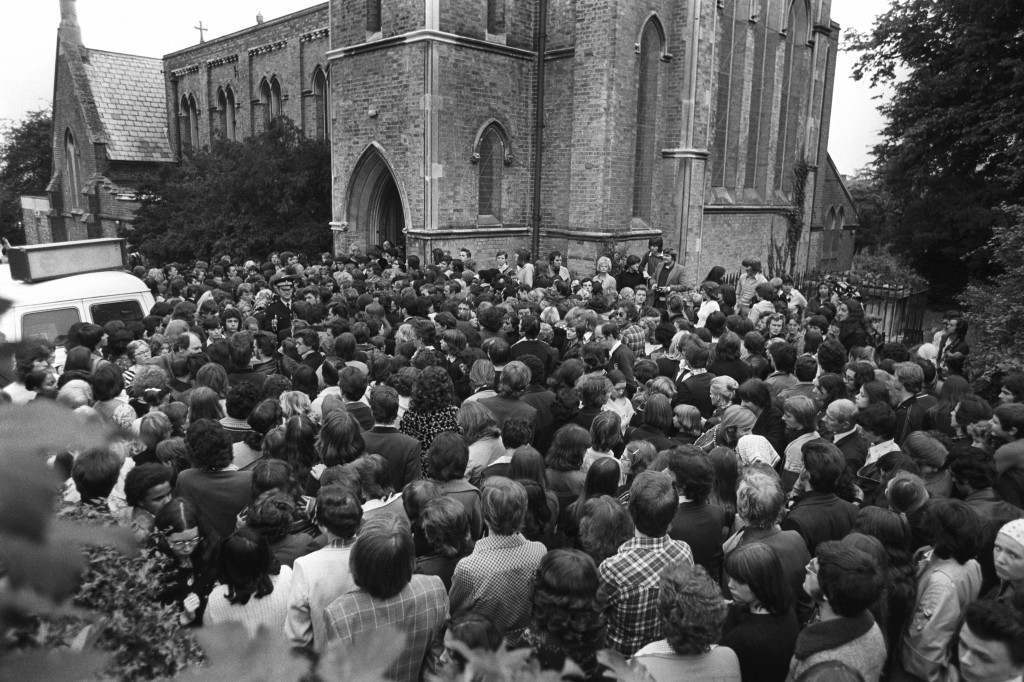 Music - Elvis Presley Death - Memorial Service - Teddy Boys Praying - Christ Church Cockfosters, London