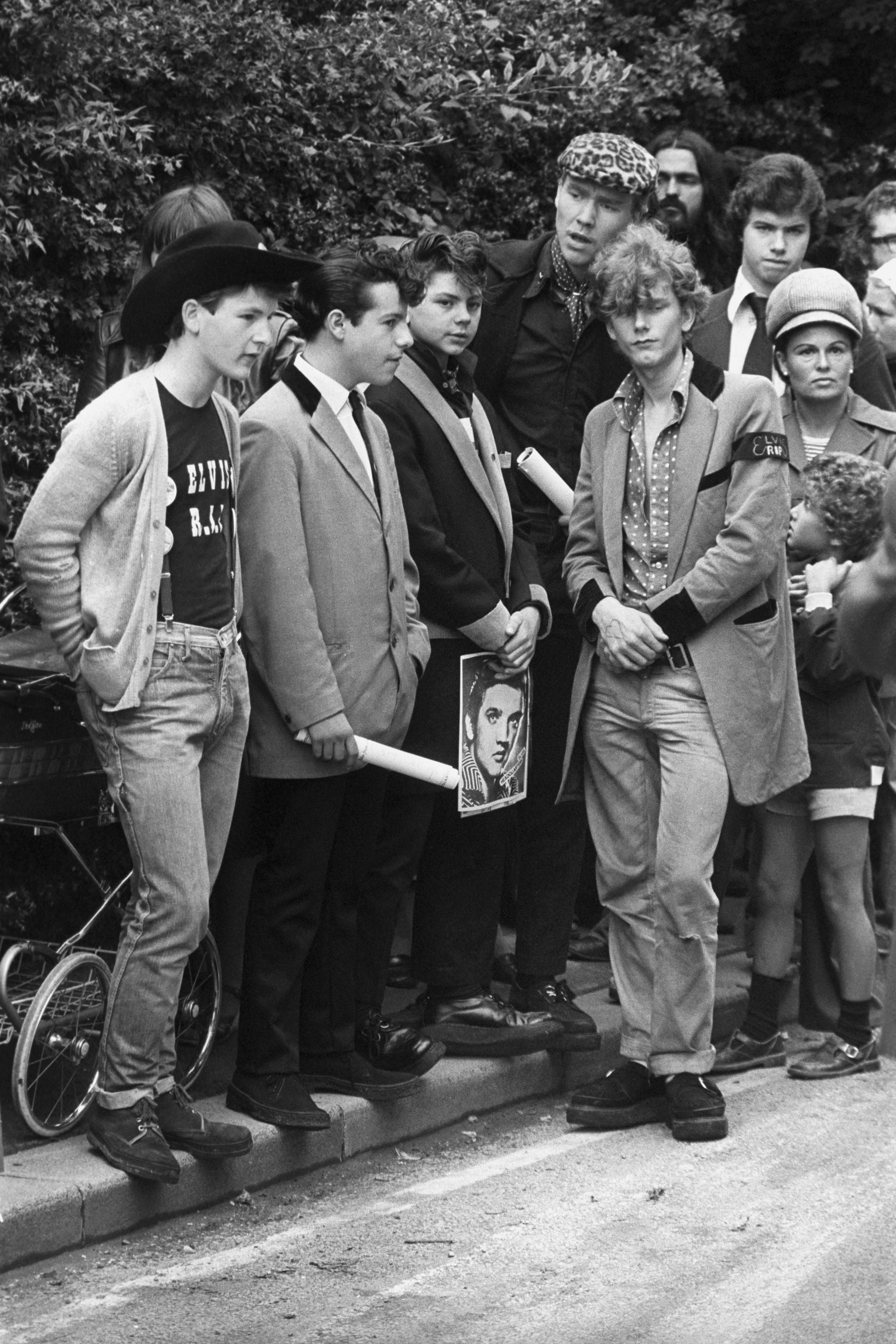 Teddy Boys At The Elvis Presley Memorial Service, London 1977 - Flashbak