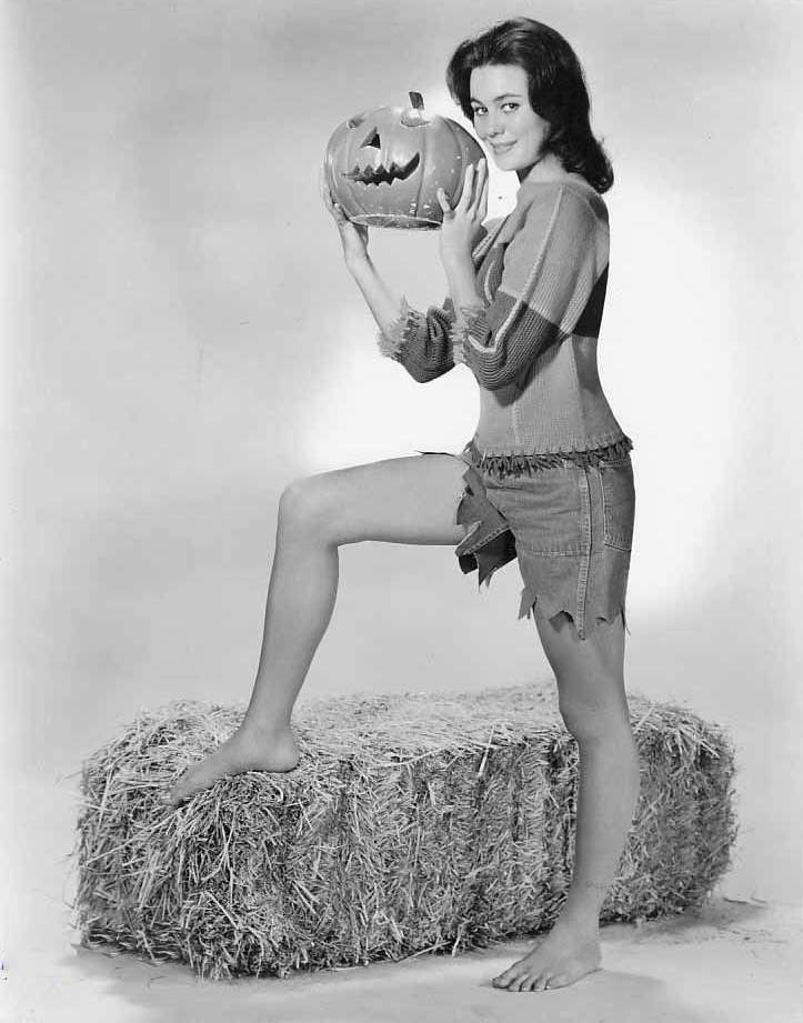 https://flashbak.com/wp-content/uploads/2014/10/vintage-halloween-pinups-6.jpg