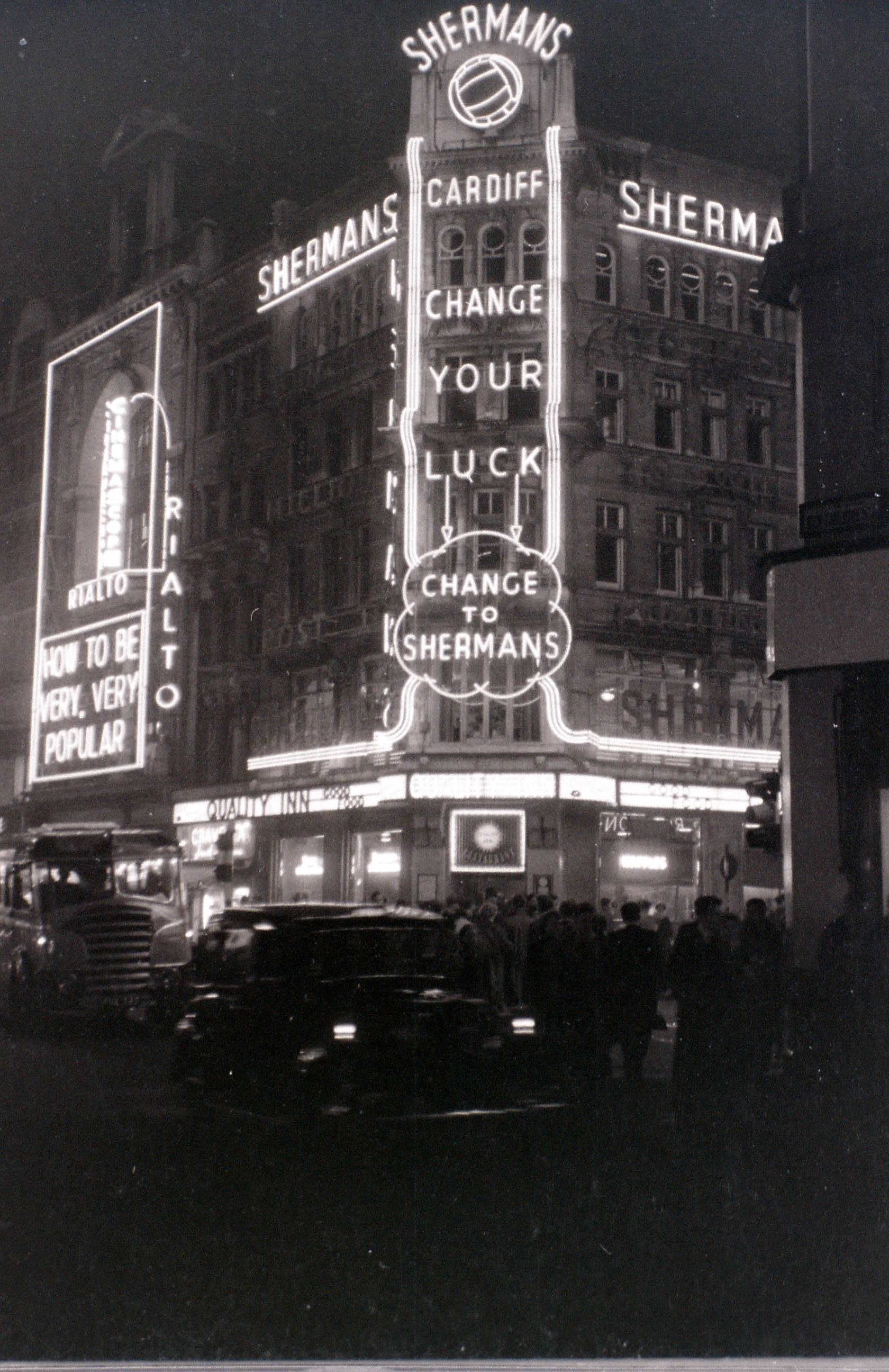 An Evening Stroll Around London  s West End in November 