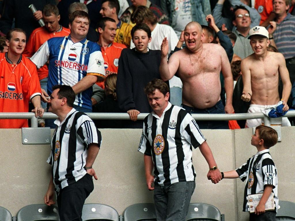Looking down from the top of the table, Sheffield Wednesday fans taunt Newcastle United supporters after their side defeated Newcastle two goals to one in the Premiership to stay top of the table .Photo John Giles.PA. Ref #: PA.1027733  Date: 24/08/1996