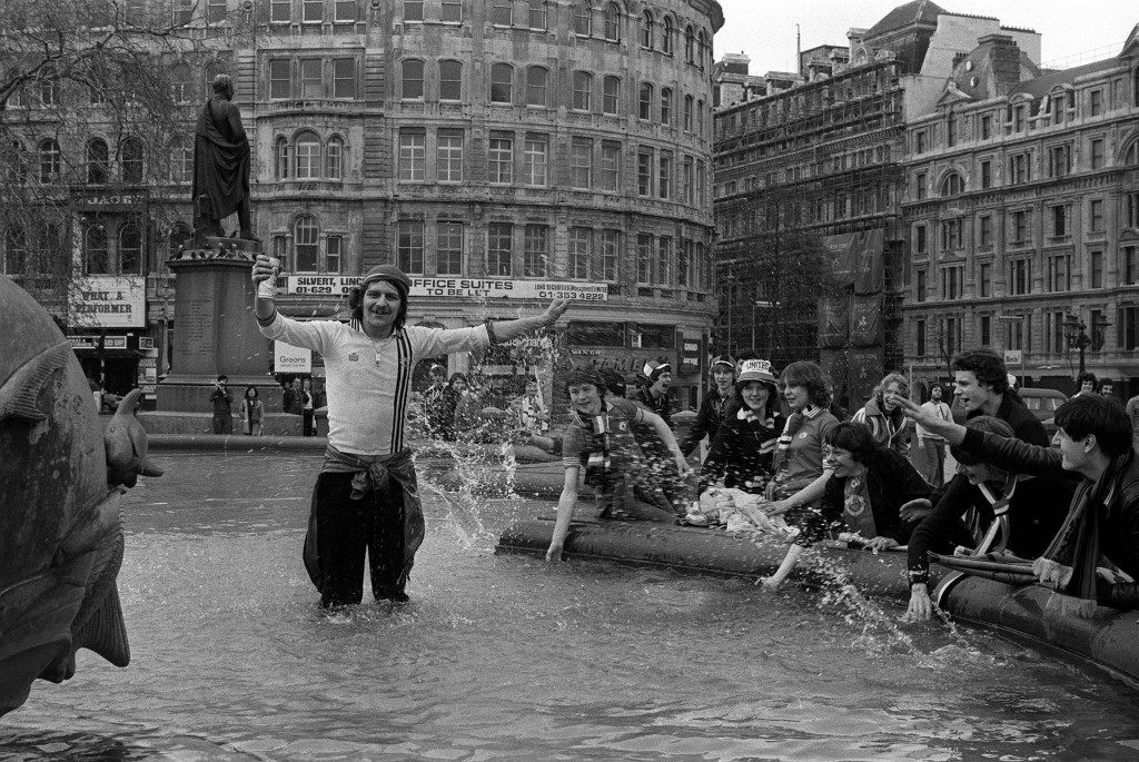 Manchester United fan Eddie Dorward An enthusiastic Manchester United fan Eddie Dorward in a Trafalgar Square fountain toasts his team before their FA Cup final meeting with Arsenal at Wembley in London. Little did he know then that Arsenal were to go on to clinch an 89th minute winner, a goal by Alan Sunderland and win the final with a 3-2 victory. Ref #: PA.1242116 Date: 12/05/1979