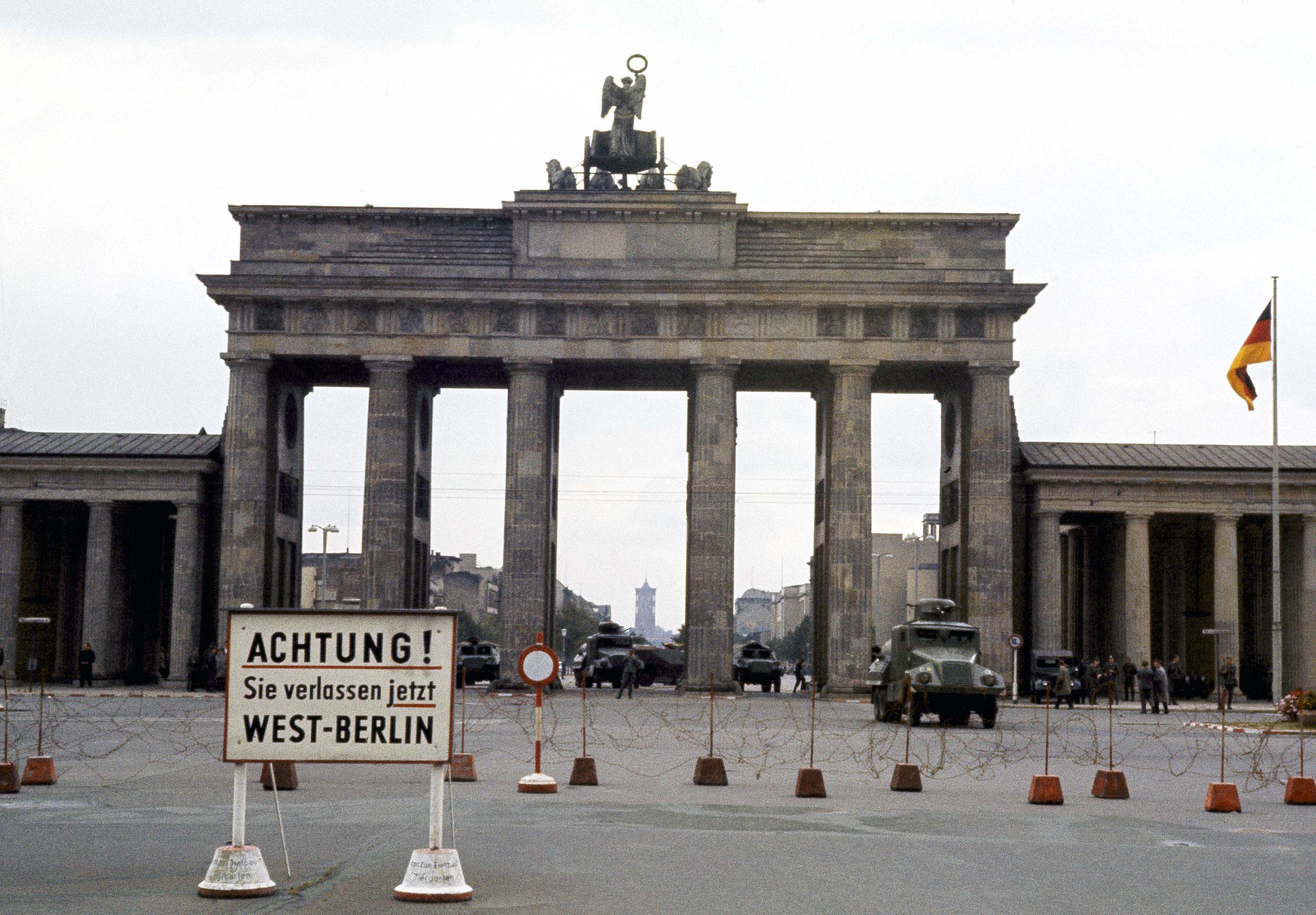 Сторона берлин. Бранденбургские ворота Восточный Берлин. Восточный Берлин ГДР Бранденбургские ворота. Бранденбургские ворота, Берлинская стена (Берлин).. Бранденбург ворота Берлинская стена.