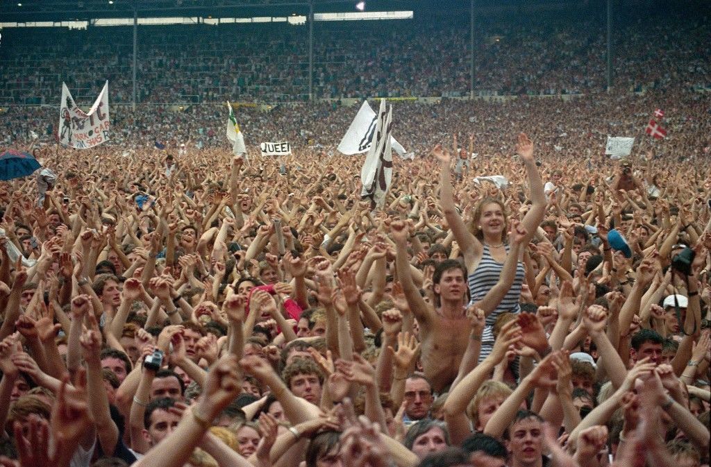 Crowd cheers during Live Aid famine relief concert at Wembley Stadium in London. PA-2491932