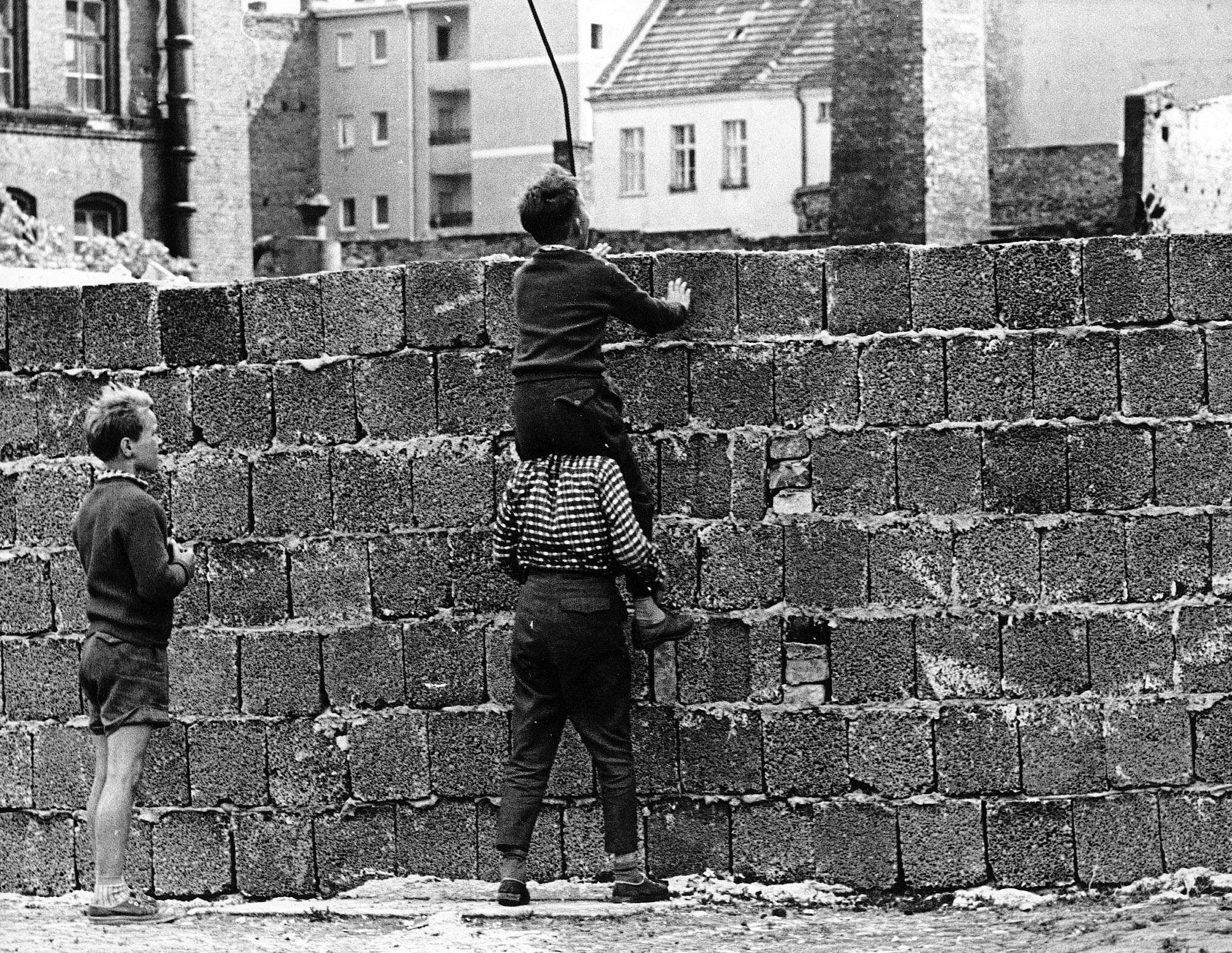 Гдр стена в берлине. Berlin Wall 1961. Берлинская стена 1961 год. Берлинская стена ГДР. Возведение Берлинской стены в 1961.