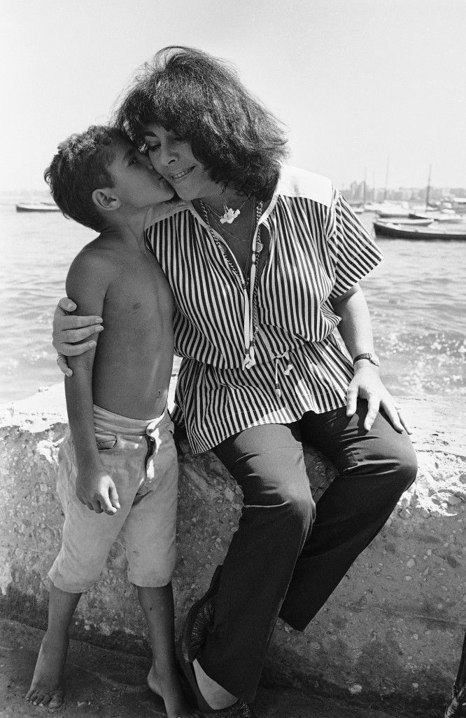 American actress Elizabeth Taylor receives a kiss from a young Egyptian boy during her visit to the yacht club of Egypt in Alexandria, Egypt on Sept. 18, 1979. Miss Taylor flew to Alexandria in President Anwar SadatÂs jet and went sightseeing for two hours before returning to Cairo. (AP Photo/ Bill Foley) Ref #: PA.7627158  Date: 18/09/1979