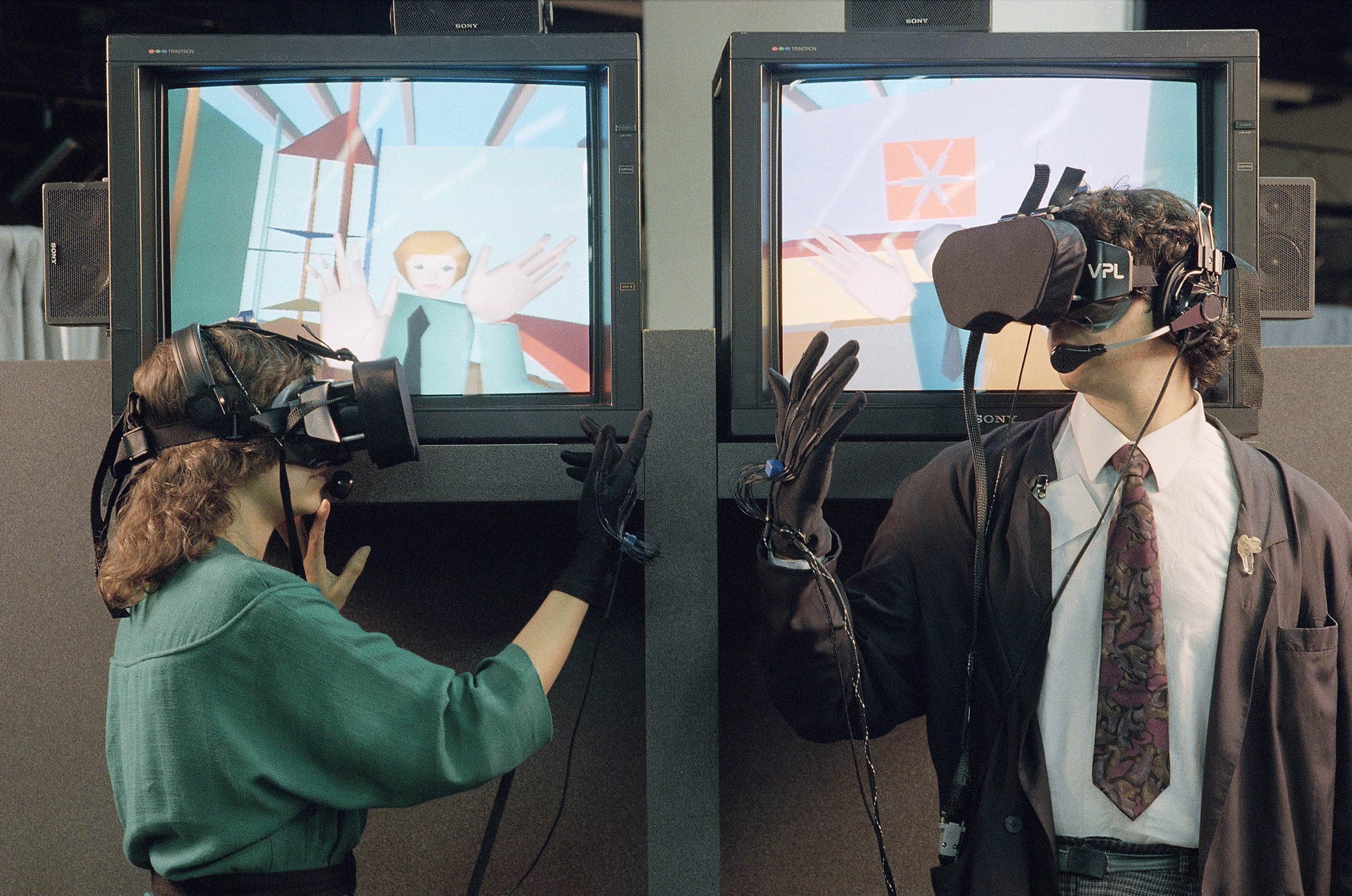 Vr sword. 1984 Год — rb2, контроллеры first VR. Айвен Сазерленд VR ar шлем. Шлем виртуальной реальности 1990. Rb2 очки виртуальной реальности.