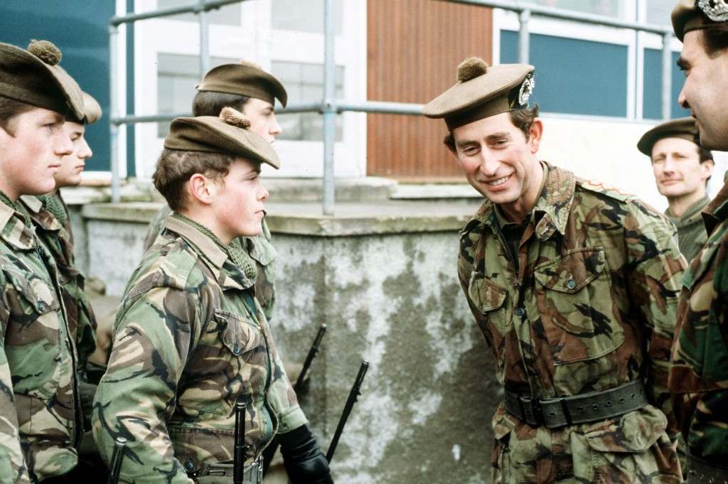 PA NEWS PHOTO 20/11/79 PRINCE CHARLES WEARING A REGIMENTAL TAM O' SHANTER, TALKING WITH MEN OF THE 1ST BATTALION GORDON HIGHLANDERS AT ARMAGH DURING A SURPRISE SIX HOUR VISIT TO NORTHERN IRELAND. Ref #: PA.1128119 
