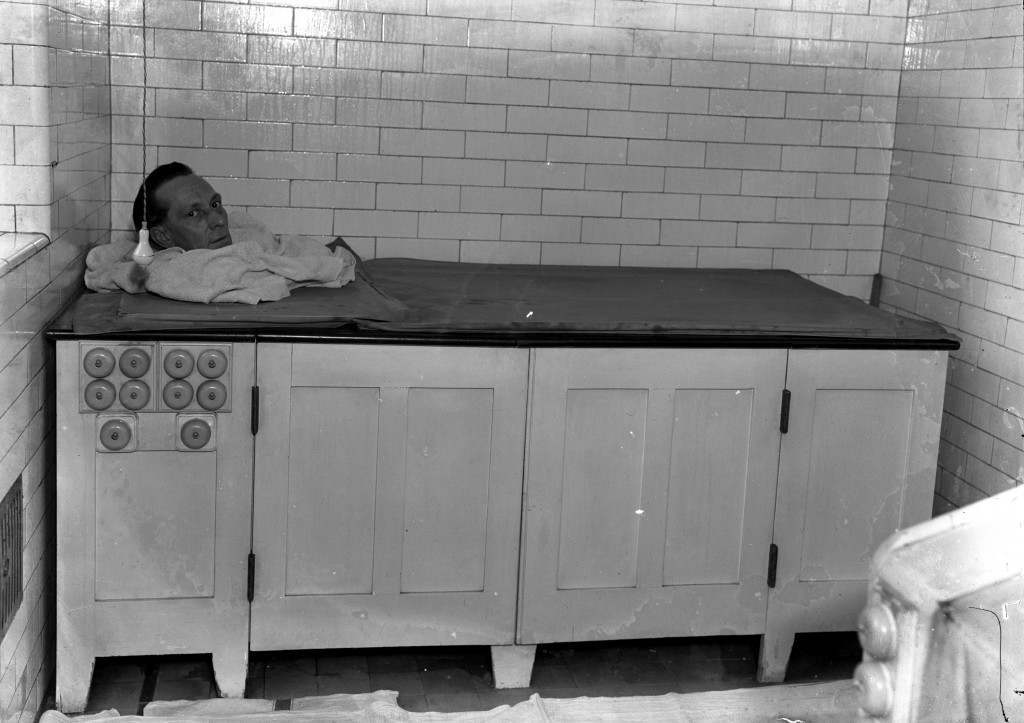 A man takes an 'electric bath' Ref #: PA.5926552  Date: 21/12/1934 