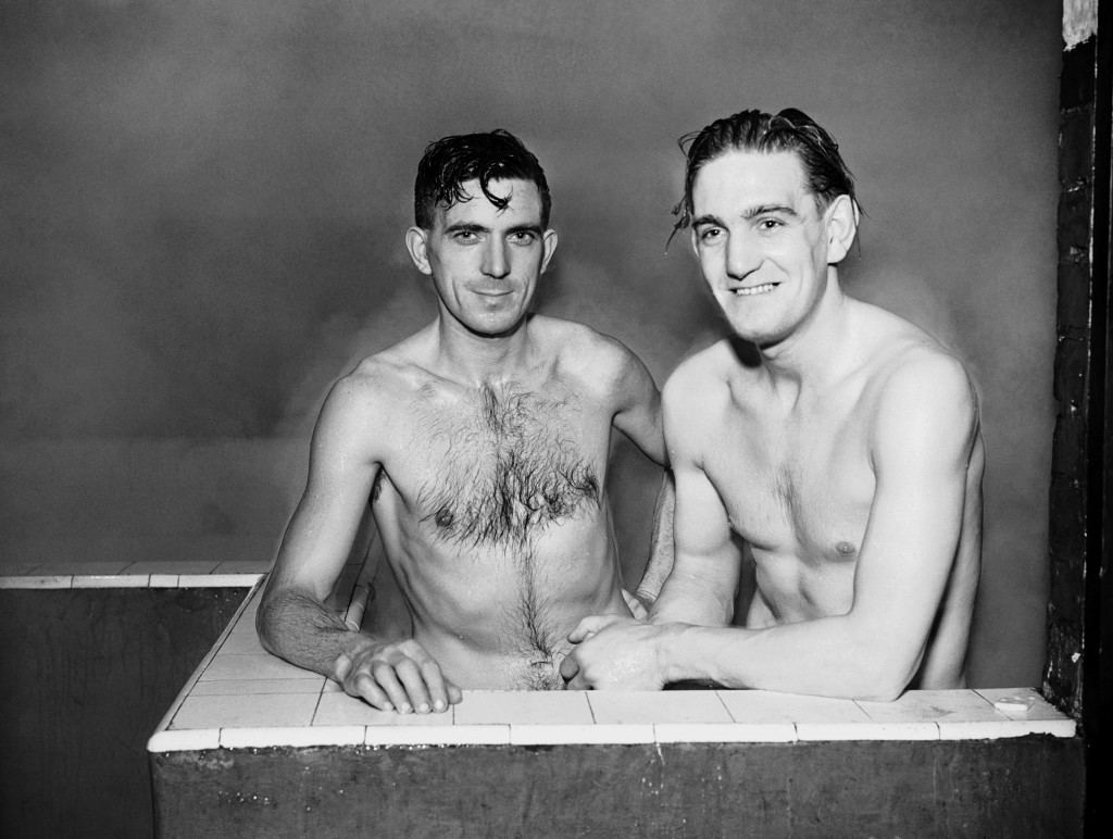 (L-R) Brentford's Harry Bamford and Harry Oliver enjoy a steamy brine bath together Ref #: PA.639669  Date: 01/03/1946