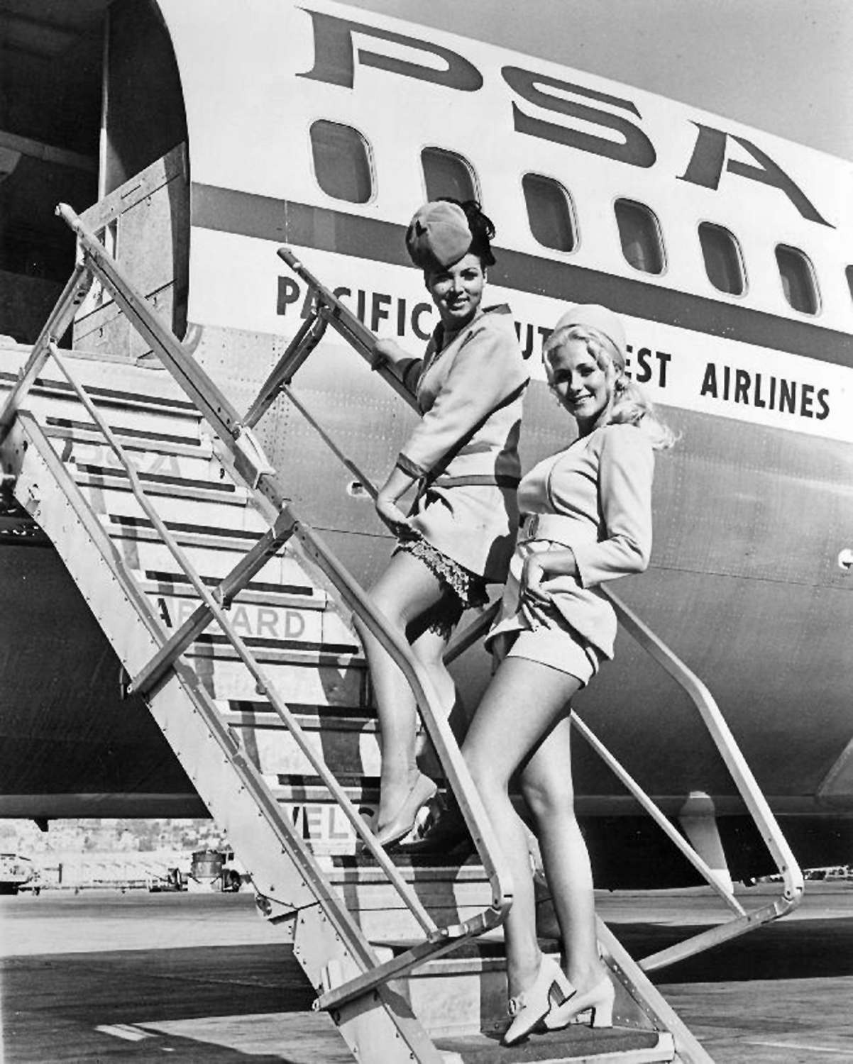 The Groovy Age of Flight: A Look at Stewardesses of the 1960s-70s - Flashbak