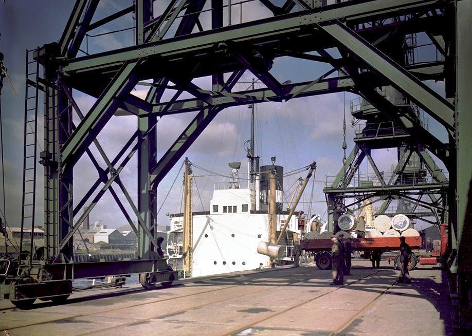 Discharging a ship at the Quayside, Newcastle upon Tyne, September 1957.
