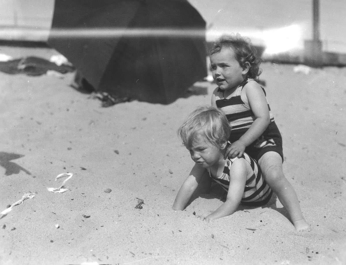 Marilyn Monroe On The Beach With Her Mother In 1929 - Flashbak