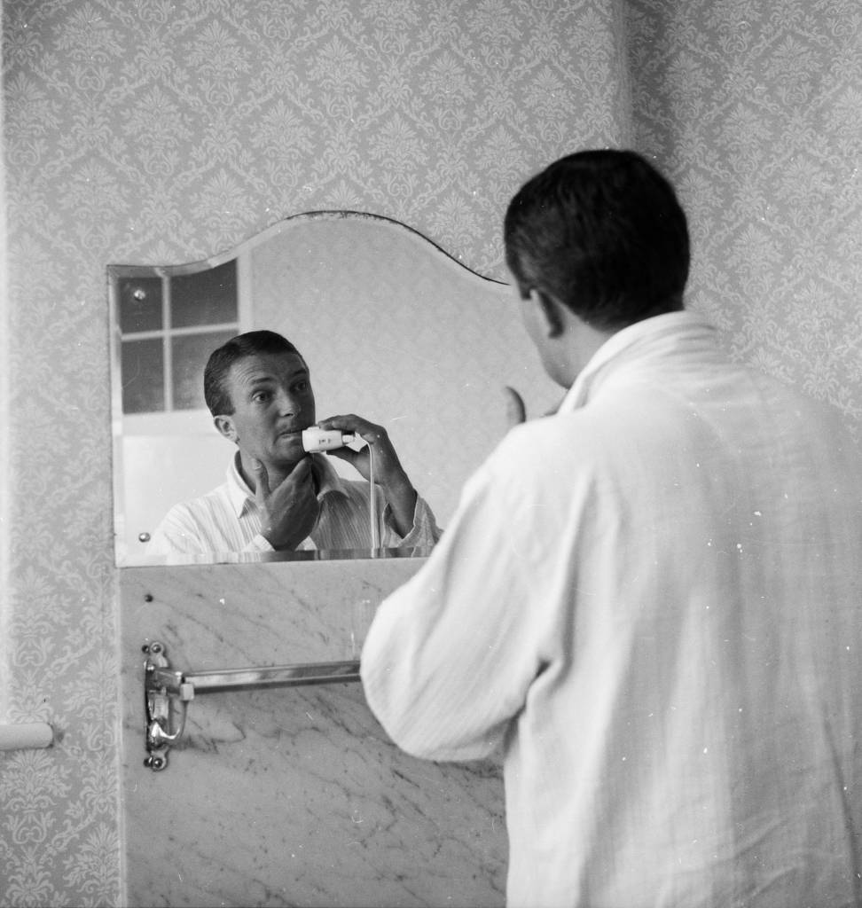 5th June 1961:  Australian cricket captain Richie Benaud shaving in his hotel room while in Britain for the 1961 test series.  (Photo by John Pratt/Keystone Features/Getty Images)