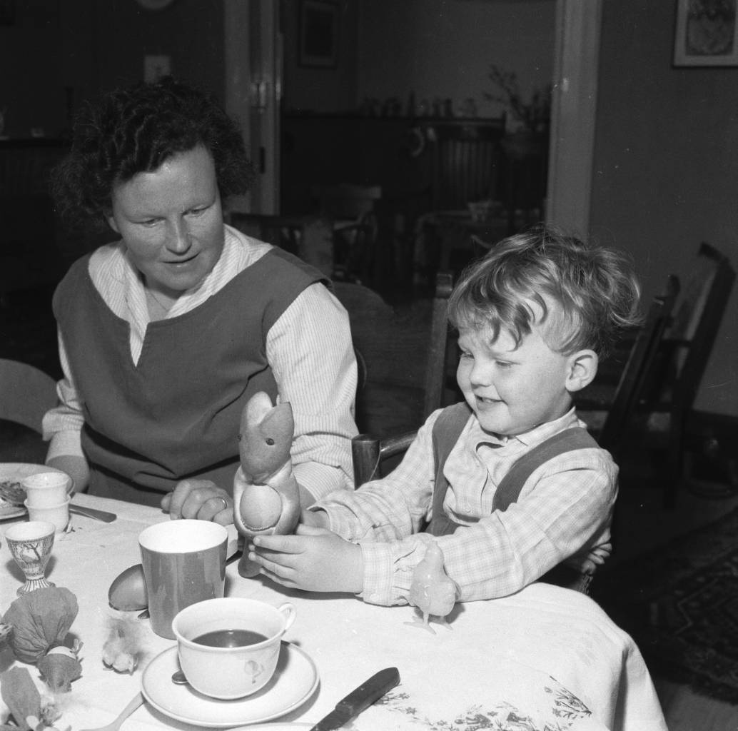 circa 1955: A child at the Easter breakfast table finds the traditional bread bunny , or 'Pass Haasje', holding a hard boiled egg. (Photo by Evans/Three Lions/Getty Images)
