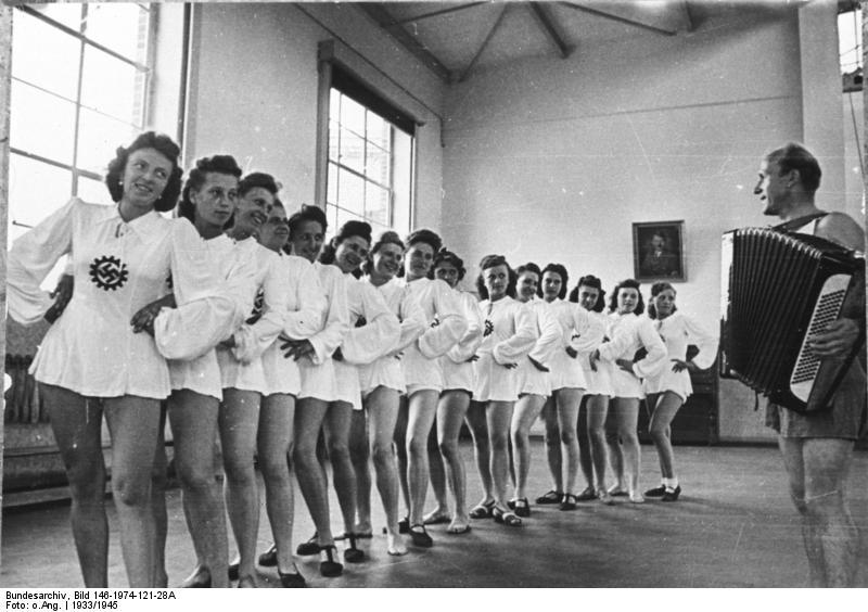 Dancing and gymnastics in the KdF, 1933.