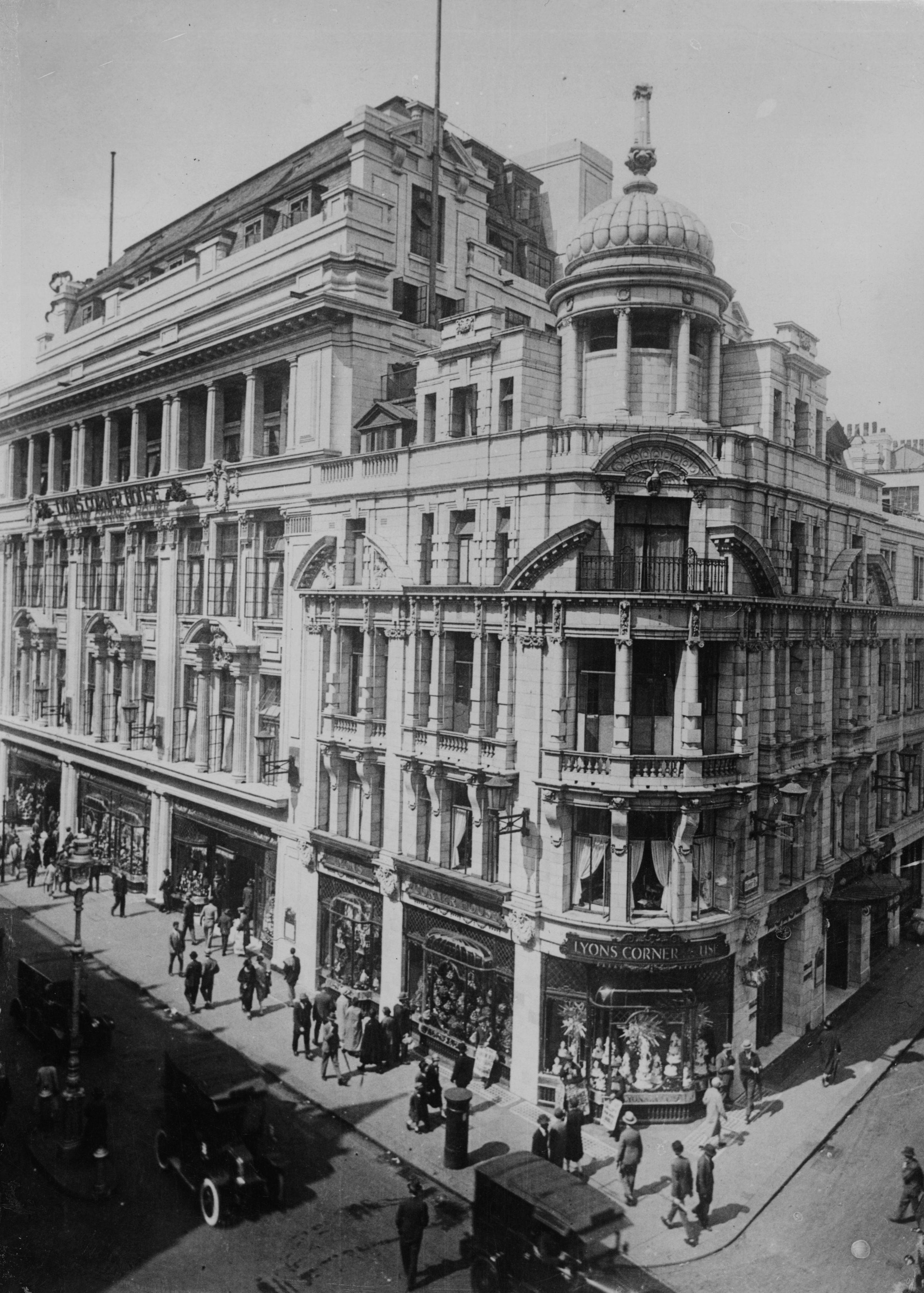 circa 1930: Lyon's Corner House on junction of Coventry Street and Rupert Street in Piccadilly, London W1. (Photo by Sasha/Keystone/Getty Images)