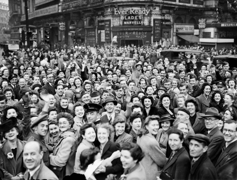 Happy and Glorious! Fantastic Pictures of VE Day in London, 1945 - Flashbak