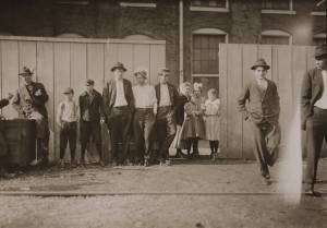 30 Photos of Child Labor in America: Lewis Hine's Early 20th Century ...
