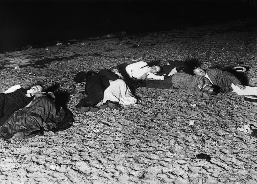 1st August 1911:  Men sleeping on the sands at Westcliff during a heatwave.  (Photo by Topical Press Agency/Getty Images)
