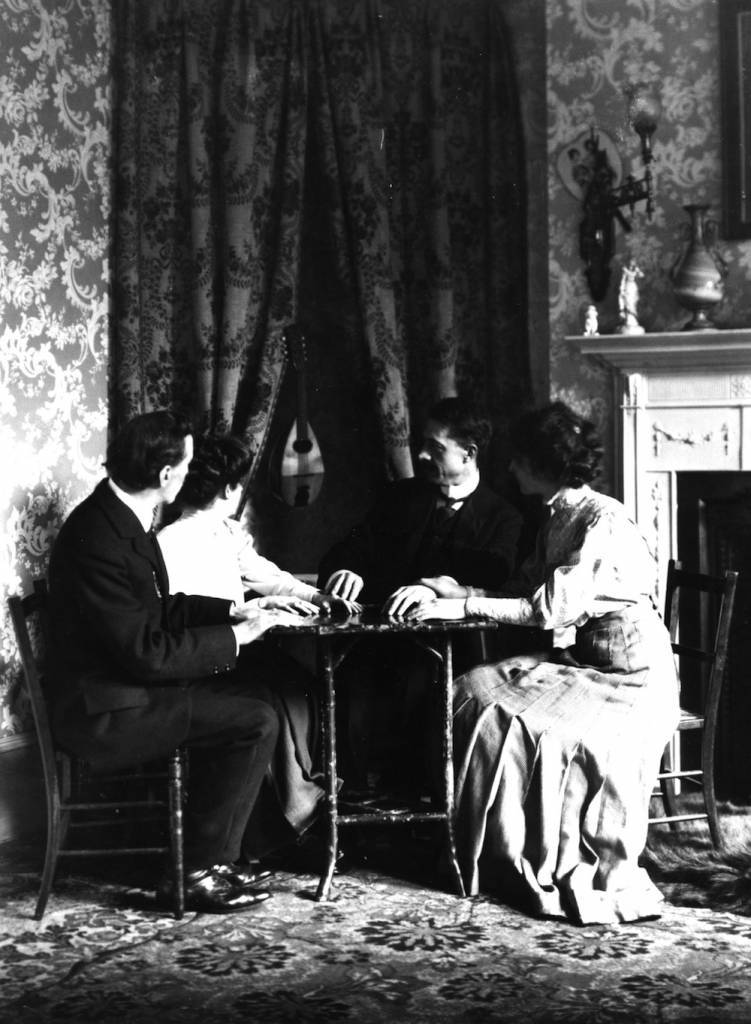 circa 1920: A musical instrument rises in the air at a seance. (Photo by Mills/Hulton Archive/Getty Images)