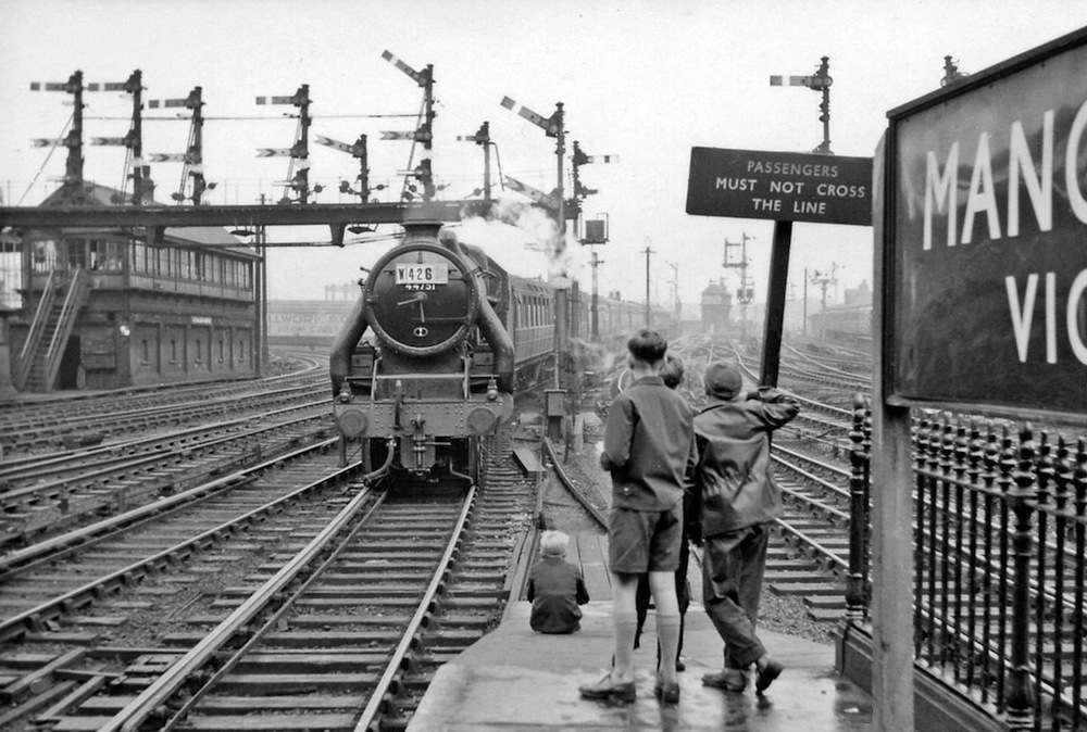Manchester Victoria & Exchange, with train-spotters - 1960